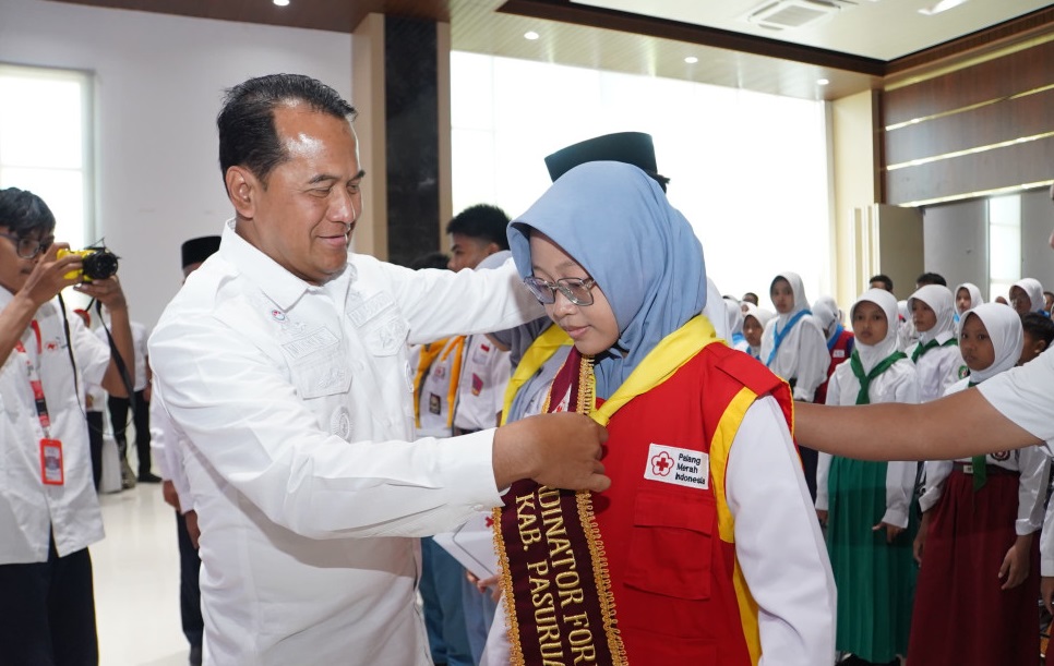 Pejabat (Pj.) Bupati Pasuruan, Nurkholis saat mengukuhkan Pengurus dan Anggota PMR Sekolah/Madrasah se-Kabupaten Pasuruan Periode 2024-2025.