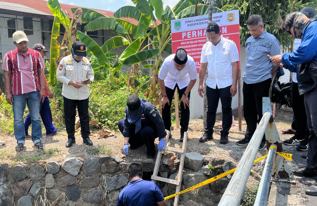 Dinas Lingkungan Hidup (DLH) mengambil langkah tegas dengan menutup sementara saluran pembuangan limbah yang diduga mencemari sungai di Desa Nogosari, Kecamatan Pandaan, pada Rabu (20/11/2024).
