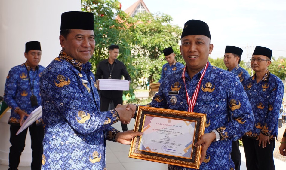 Dalam rangka memperingati Hari Ulang Tahun (HUT) Korps Pegawai Republik Indonesia (KORPRI) ke-53, Penjabat (Pj.) Bupati Pasuruan, Nurkholis, secara langsung menyerahkan penghargaan,