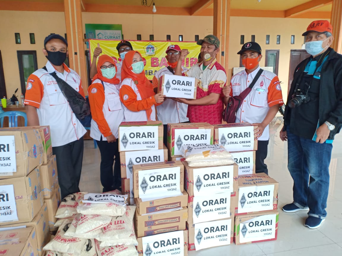 Ketua ORARI Lokal Gresik Hj Fitri Kuswidiarti memberikan bantuan secara simbolis kepada korban banjir. HMP/Red