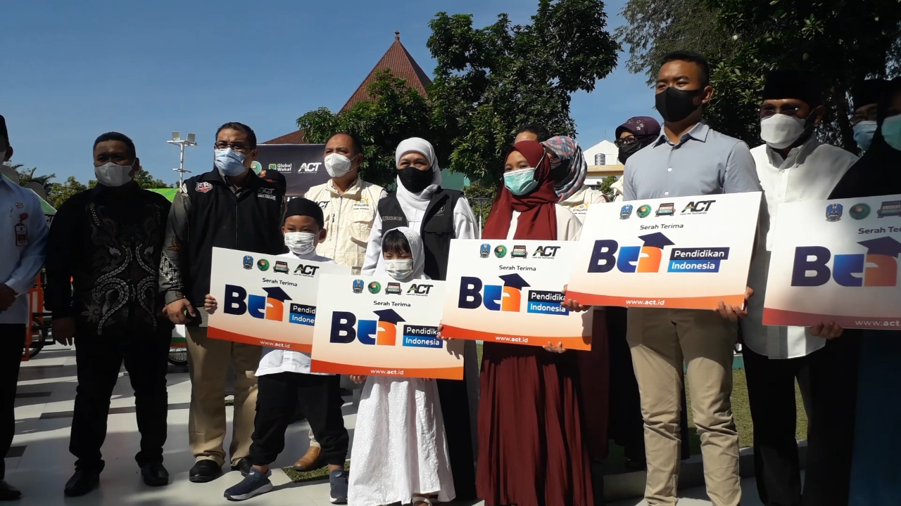 Pemprov Jatim dan ACT  Bagikan Seribu Rombong untuk UMKM