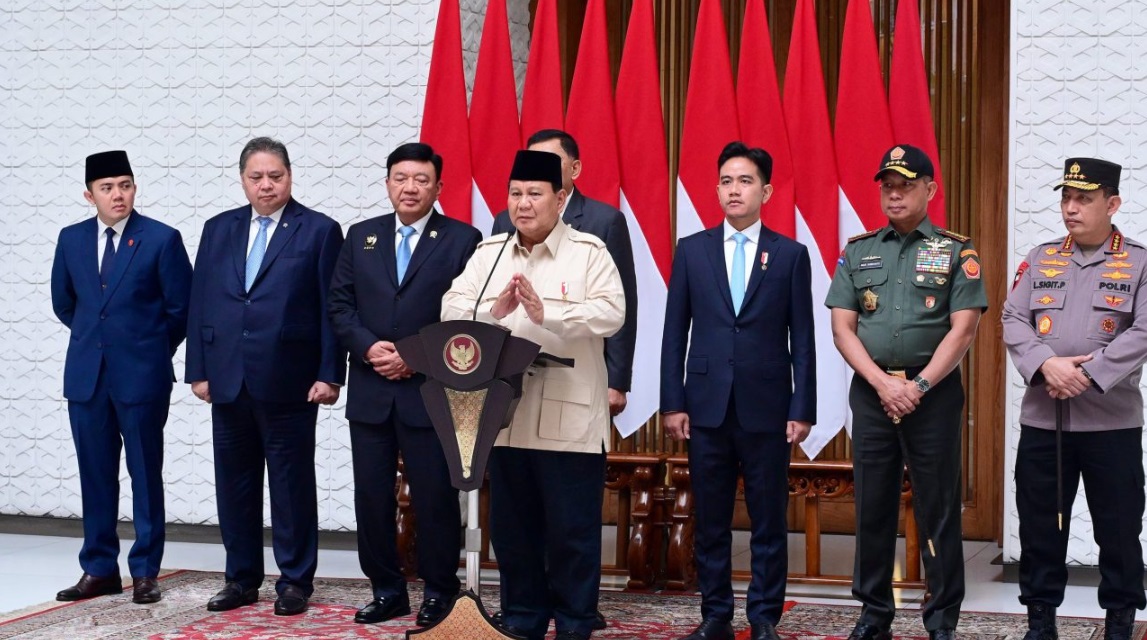 Presiden Prabowo Subianto memberikan keterangan pers kepada awak media sebelum bertolak menuju Mesir, pada Selasa, 17 Desember 2024, di Pangkalan TNI AU Halim Perdanakusuma Jakarta. Foto: BPMI Setpres/Muchlis Jr