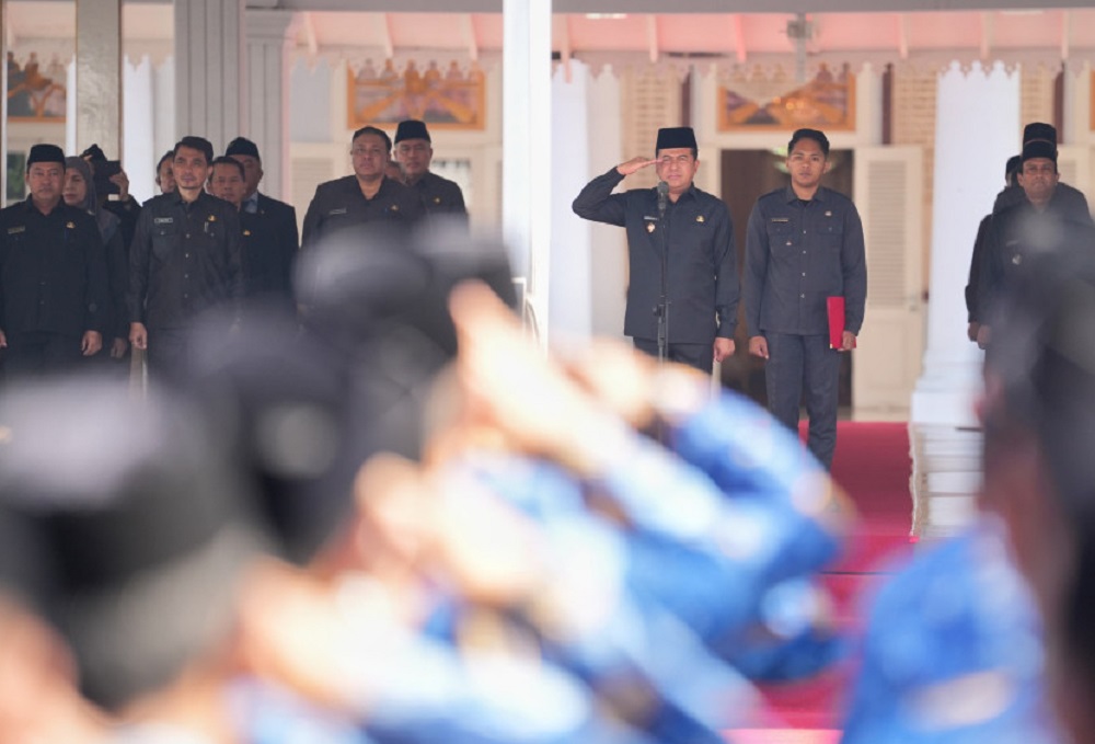 Penjabat (Pj.) Bupati Pasuruan, Nurkholis saat memimpin upacara peringatan Hari Bela Negara ke-76 di halaman Pendopo Nyawiji Ngesti Wenganing Gusti, Kamis (19/12/2024).
