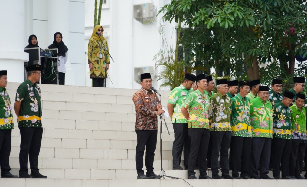 Pj. Bupati Nurkholis memberikan apresiasi atas pencapaian yang diraih Pemerintah Kabupaten Pasuruan sepanjang tahun 2024 SAAT Apel Pagi  di halaman Graha Maslahat, Kompleks Perkantoran Kabupaten Pasuruan, Kamis (2/1)