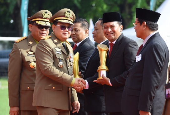 Pj Gubernur Jawa Timur, Adhy Karyono menyerahkan penghargaan kepada Pj Bupati Pasuruan, Nurkholis dalam Upacara Peringatan K3 Tahun 2025 di Pelindo Tanjung Perak Surabaya, Senin (13/1) pagi