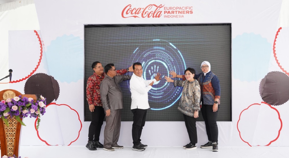 Penjabat (Pj.) Bupati Pasuruan, Nurkholis  saat meresmikan Pembangkit Listrik Tenaga Surya (PLTS) Atap di Mega Distribution Center dan Pabrik Packaging Service Division (PSD) Pandaan milik Coca-Cola Europacific Partners Indonesia (CCEP Indonesia), Selasa 