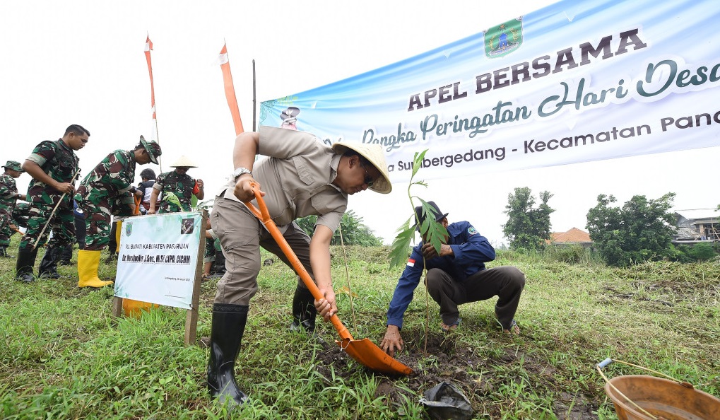 Penjabat (Pj) Bupati Pasuruan, Nurkholis saat kegiatan penanaman 1.000 bibit pohon sukun pada Kamis pagi (23/1/2025)