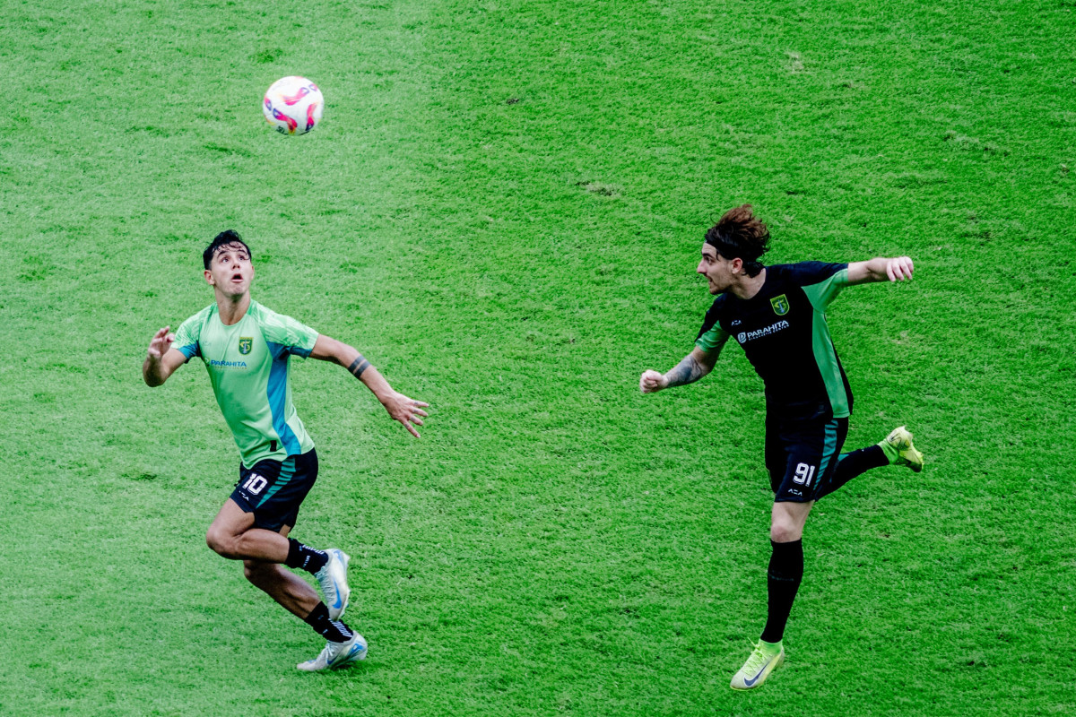 Bruno Moreira dan Dejan Tumbas dalam sesi internal game. (Persebaya)
