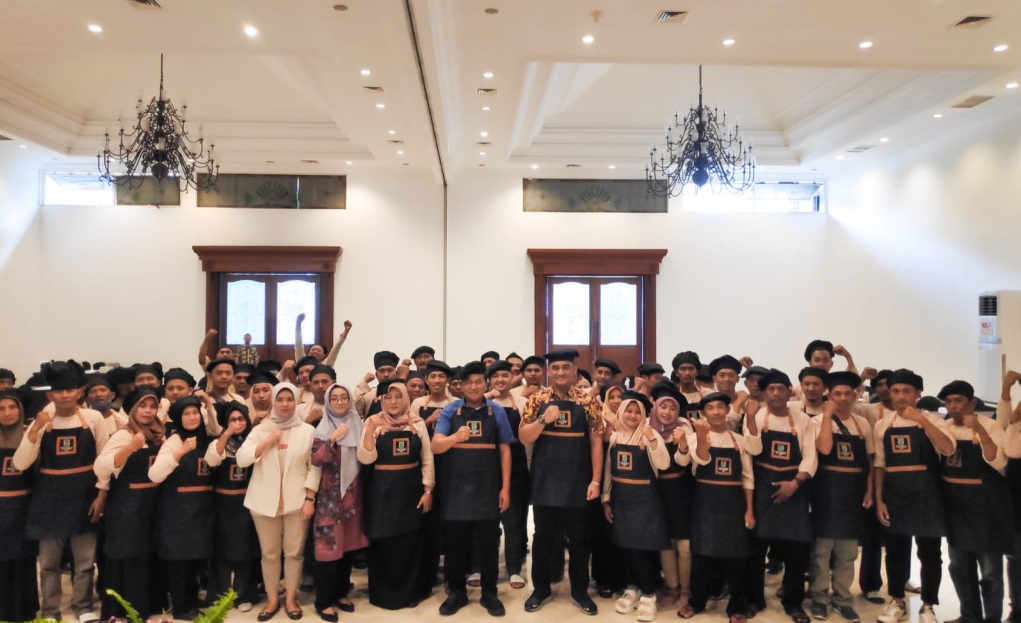 Pj. Bupati Pasuruan, Nurkholis, saat menutup Bimtek Olahan Hasil Peternakan, Kursus Hygiene Sanitasi Makanan Bagi Penjamah PK5  dan Kursus Halal Bagi Pelaku Usaha Peternakan di Royal Tretes View, Prigen, pada Jumat (8/11/2024).