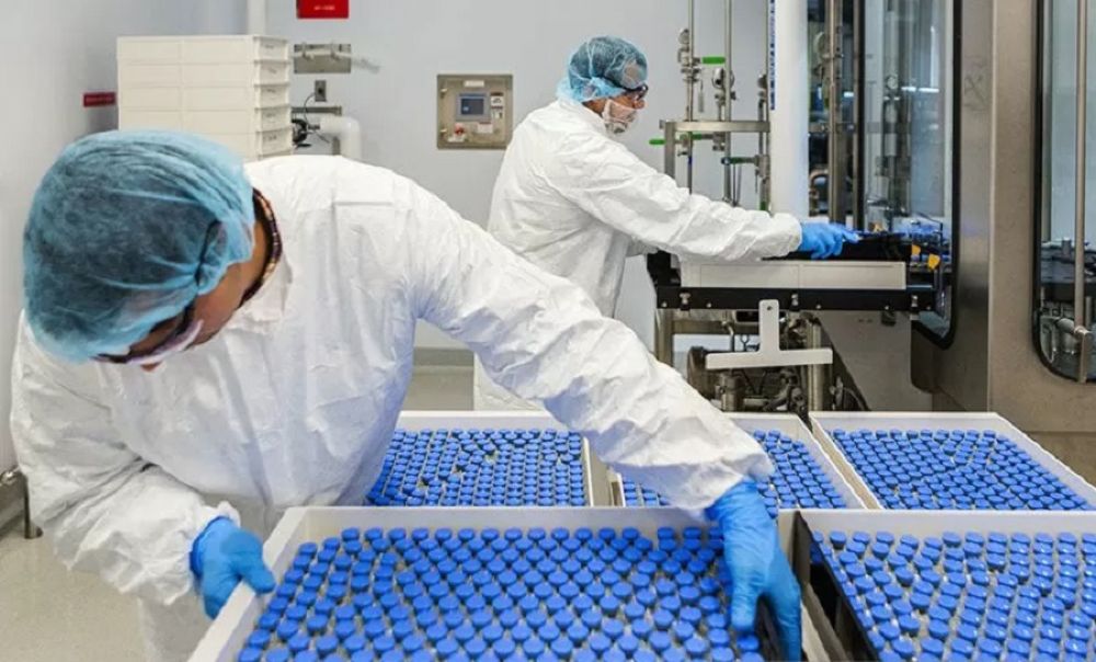 Teknisi lab menyusun botol berisi obat virus corona (COVID-19) pengembangan remdesivir di Gilead Sciences, La Verne, California, AS (18/3/2020). ANTARA/REUTERS/HO-Gilead Sciences Inc/aa. (ANTARA/Gilead Sciences)