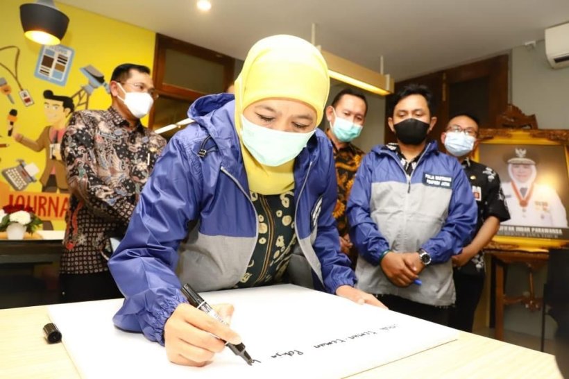 Gubernur Khofifah saat mengunjungi pressroom Grahadi Surabaya. 