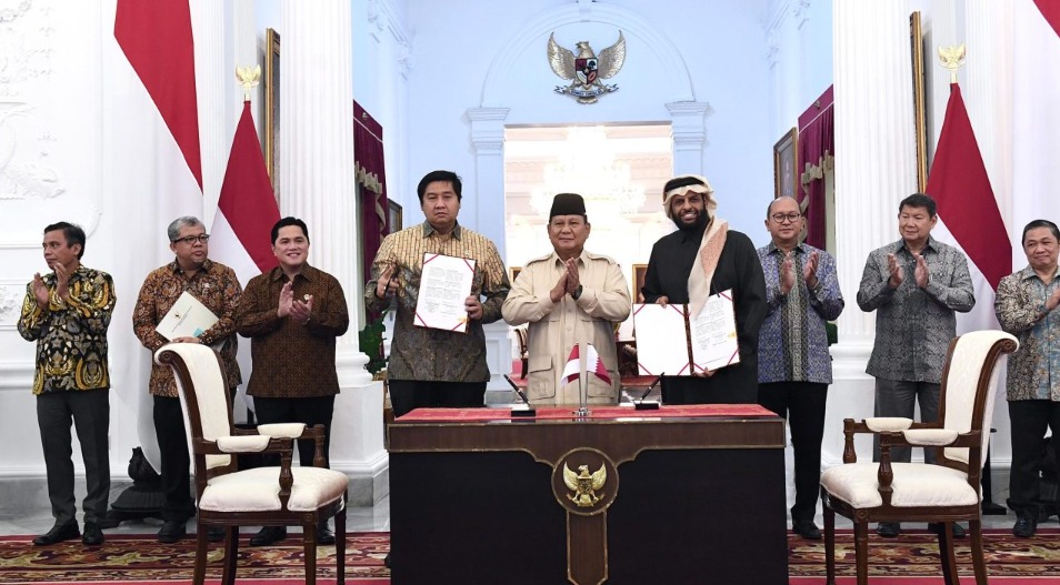 Presiden Prabowo Subianto menyaksikan penandatanganan nota kesepahaman atau memorandum of understanding (MoU) Pengembangan Proyek Hunian 1 Juta Unit antara Menteri Perumahan dan Kawasan Permukiman (PKP) Maruarar Sirait dengan Investor Perumahan (SHK) Kera