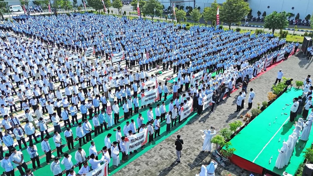 Istigosah Pascaputusan Kasasi MA
Memohon Pertolongan Allah SWT

Para pegawai PT Sri Rejeki Isman, Tbk (SRITEX) kembali menggelar istighosah pasca putusan kasasi MA di Lapangan Sandang Sejahtera Sukoharjo, pada Jumat, 27 Desember 2024. Kami berdoa bersa