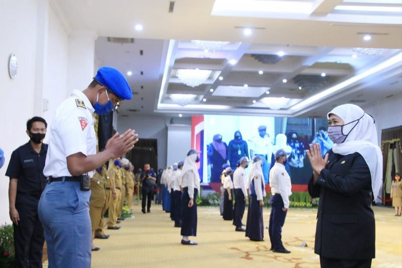 Gubernur Jatim Khofifah Indar Parawansa (kanan) di sela Pembukaan Masa Pengenalan Lingkungan Sekolah (MPLS) 2020 melalui sambungan konferensi video di Gedung Negara Grahadi Surabaya, Senin (13/07/2020). (ANTARA/Humas Pemprov Jatim/FA)

