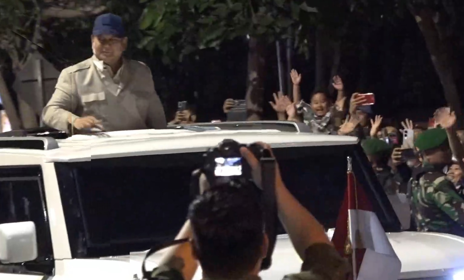 Ratusan masyarakat menyambut antusias Presiden Prabowo Subianto yang tiba di Akademi Militer, Magelang, Jawa Tengah, Kamis (24/10). Kedatangan Kepala Negara ke Akademi Militer tersebut dalam rangka kegiatan Retreat Kabinet Merah Putih