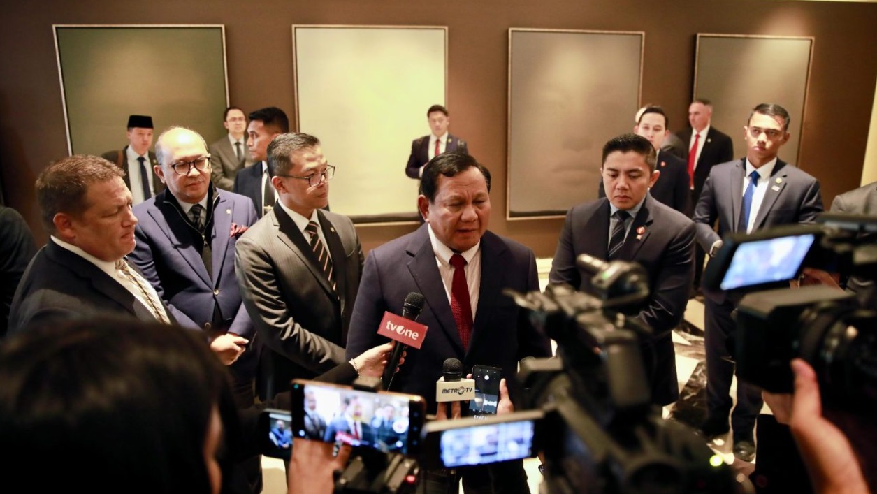 Presiden Prabowo Subianto menyampaikan keterangannya kepada awak media usai pertemuannya dengan Menteri Pertahanan Amerika Serikat, Lloyd Austin pada Rabu, 13 November 2024 di Washington DC, Amerika Serikat. Foto: BPMI Setpres/Aldoni
