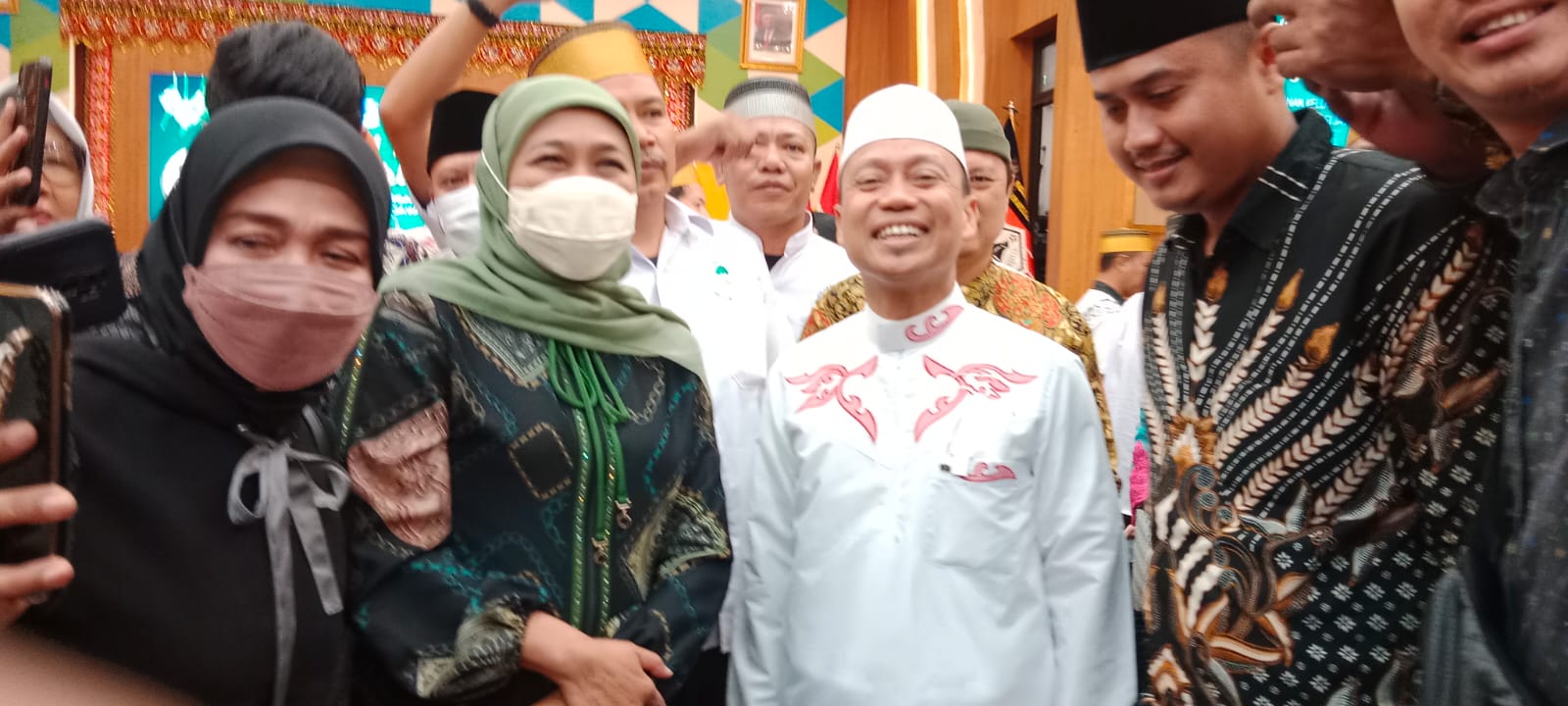 Gubernur JawaTimur Khofifah Indar Parawansa bersama pendakwah Ustaz Das'ad Latif saat menghadiri Halal Bihalal dan Silaturahmi bersama dengan Kerukunan Keluarga Sulawesi Selatan (KKSS) Jawa Timur yang berlangsung di gedung BPSD Jatim. Rabu malam (28/5/202