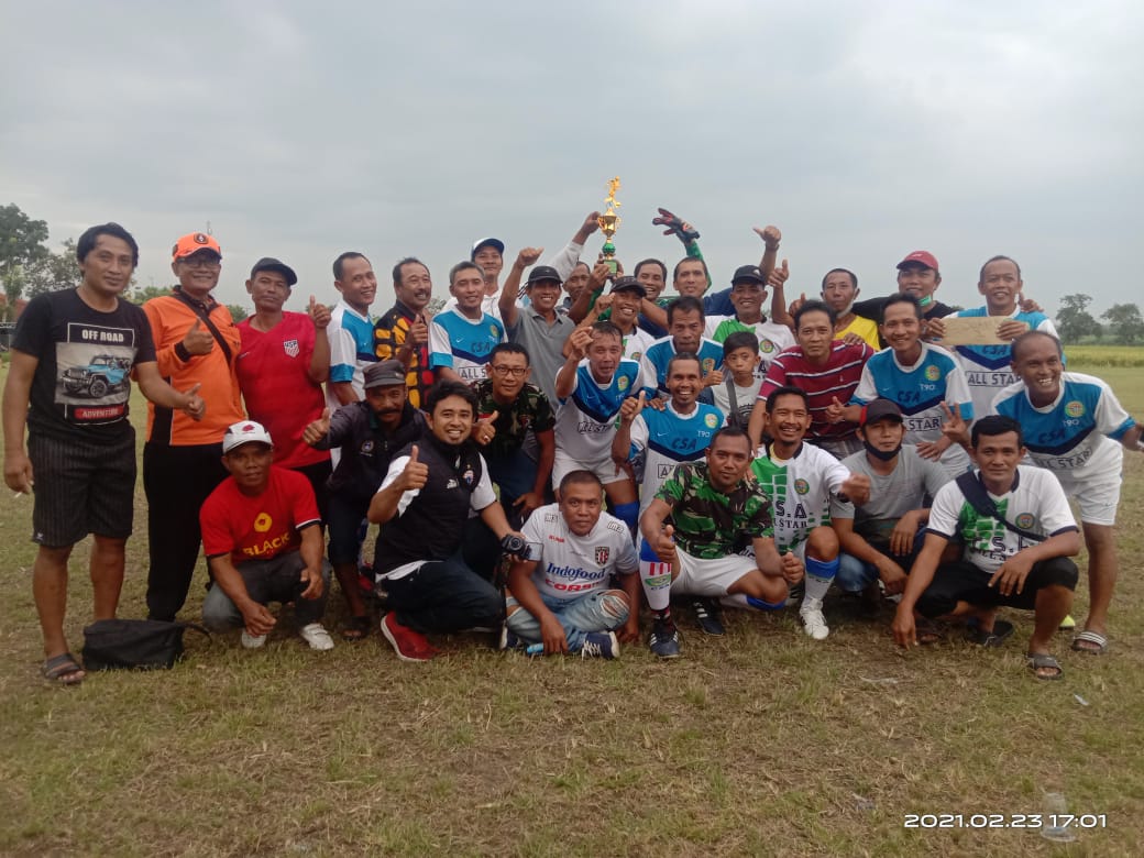 Tim CSA Allstar merebur runner up. Kepala Desa Pranti, Hardi yang ikut memberikan dukungan kepada CSA Allstar. ist