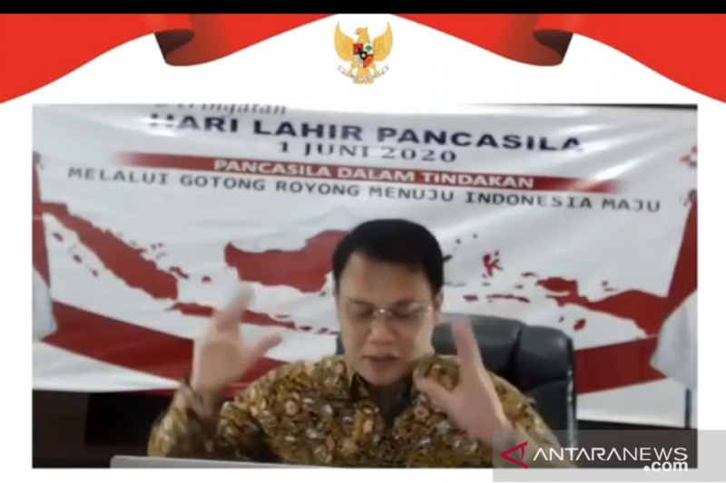 Tangkapan layar Wakil Ketua MPR Ahmad Basarah saat menjelaskan Pancasila dalam web seminar Peringatan Hari Lahir Pancasila yang mengangkat tema "Pancasila Dalam Gotong Royong Menuju Indonesia Maju". (ANTARA/ Abdu Faisal)