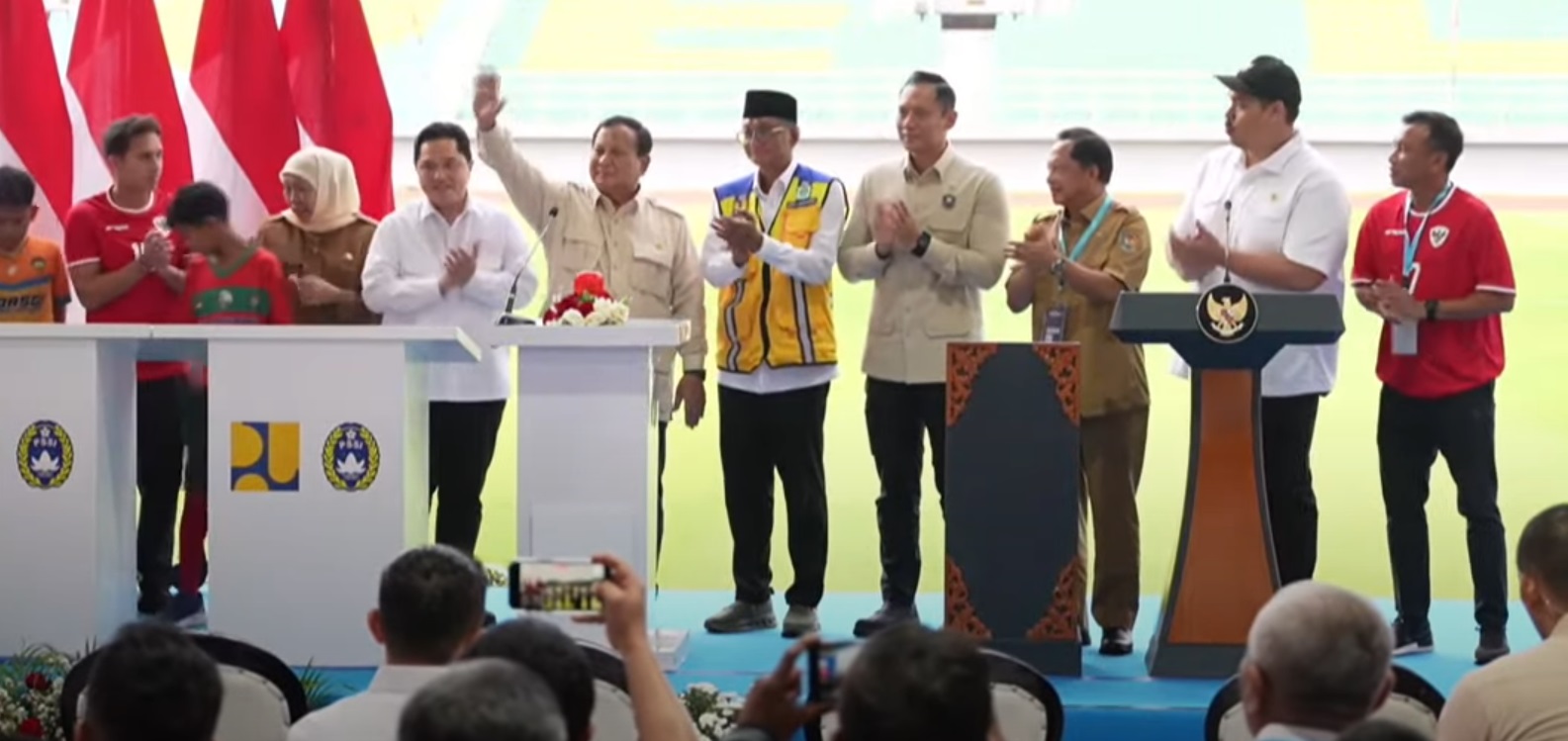 Presiden Prabowo Subiantomeresmikan secara simbolis 17 stadion yang telah direnovasi di berbagai daerah di Indonesia di Stadion Gelora Delta Sidoarjo, Senin (17/3/2025)