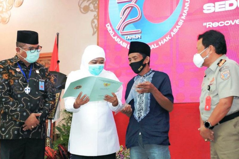 Gubernur Jatim Khofifah Indar Parawansa (dua kiri) saat menyerahkan sertifikasi kepada perwakilan warga Sampang di Surabaya. (ANTARA/Humas Pemprov Jatim/FA)

