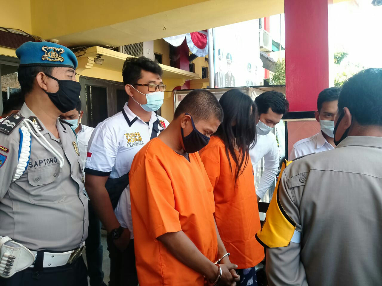 Dua pengedar sabu yang berhasil diamankan Polsek Asemrowo.