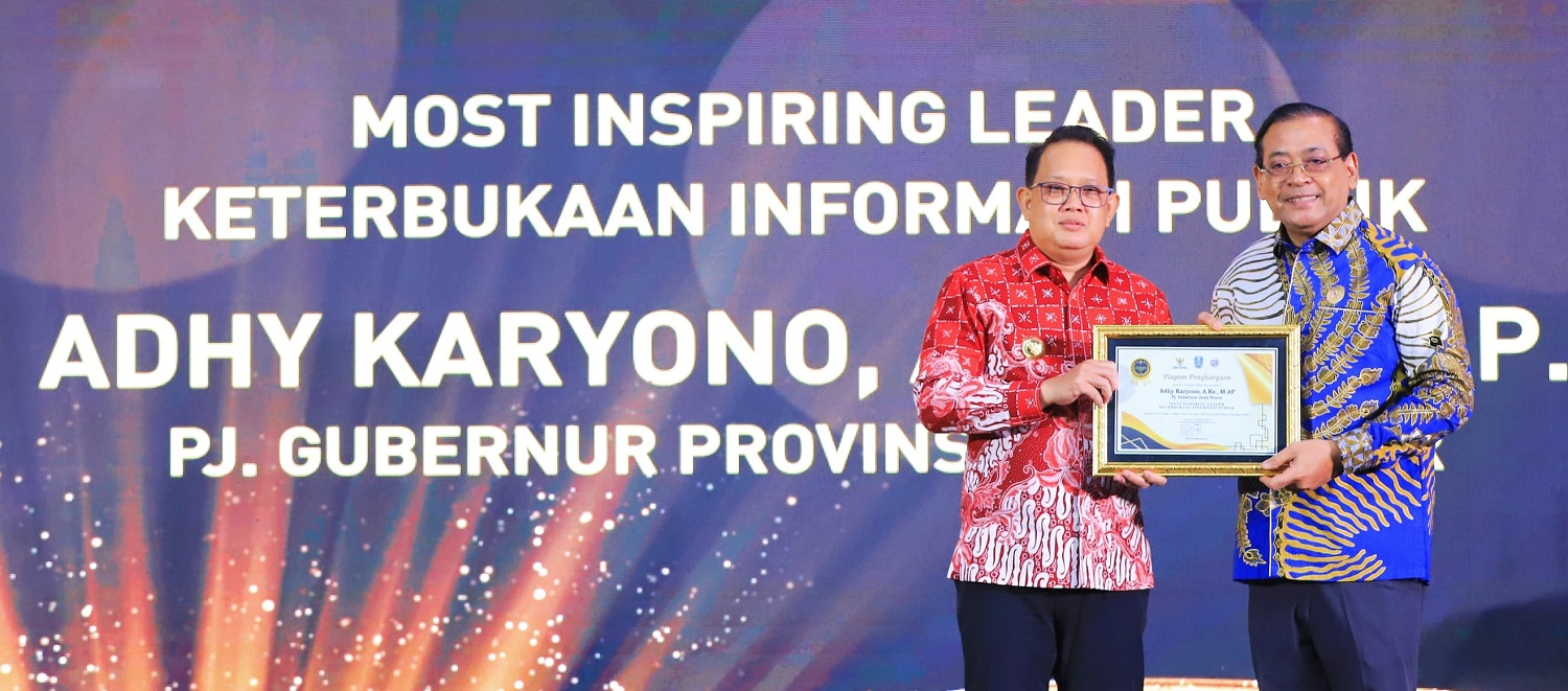 Penjabat (Pj) Gubernur Jawa Timur, Adhy Karyono saat dianugerahi penghargaan sebagai Tokoh Inspirasi Keterbukaan Informasi Publik pada Malam Anugerah Keterbukaan Informasi (KI) Awards 2024. Acara yang digelar di Swiss-Bell Hotel Darmo Surabaya, Rabu malam