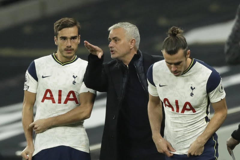 Jose Mourinho (tengah) berbicara dengan Gareth Bale (kanan) dan Harry Winks (kiri) sebelum menurunkan mereka dalam pertandingan Tottenham Hotspur lawan West Ham United di Stadion Tottenham Hotspur , London, Inggris pada Minggu (18/10/2020) waktu setempat.