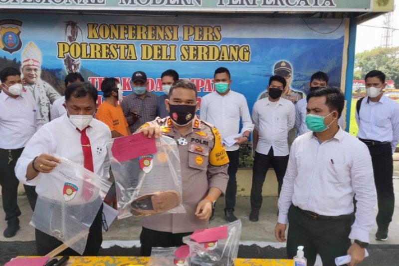 Ekspose kasus di Mapolresta Deli Serdang, Senin, terkait penangkapan pelaku pembunuhan terhadap seorang petani berinisial NT (67) yang jenazahnya ditemukan dalam kondisi gosong di sebuah gubuk di Desa Simempar, Kabupaten Deli Serdang, Sumatera Utara. (ANT