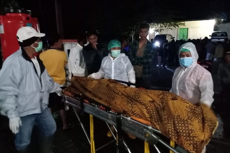 Tiga orang pekerja proyek pembuatan saluran air atau drainase di Desa Kuta Galoh, Kecamatan Tigabinanga, Kabupaten Karo, Sumatera Utara yang tertimbun longsor pada Rabu (27/1/2021) malam, ditemukan dalam keadaan meninggal dunia pada Kamis(28/1/20211). ANT