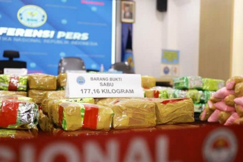 Sebagian barang bukti hasil pengungkapan kasus narkoba yang dirilis Badan Narkotika Nasional di Kantor BNN, Cawang, Jakarta Timur, Kamis (28/1/2020) (ANTARA/HO-Badan Narkotika Nasional)

