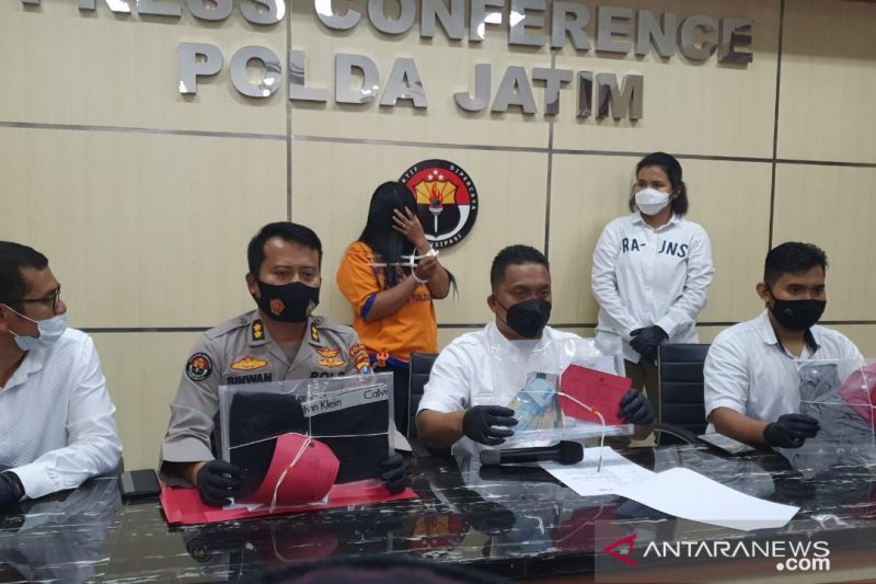 Aparat Polda Jatim menunjukkan barang bukti kasus prostitusi terselubung saat konferensi pers di Mapolda Jatim, Surabaya, Rabu (16/12/2020). (ANTARA Jatim/Willy Irawan)


