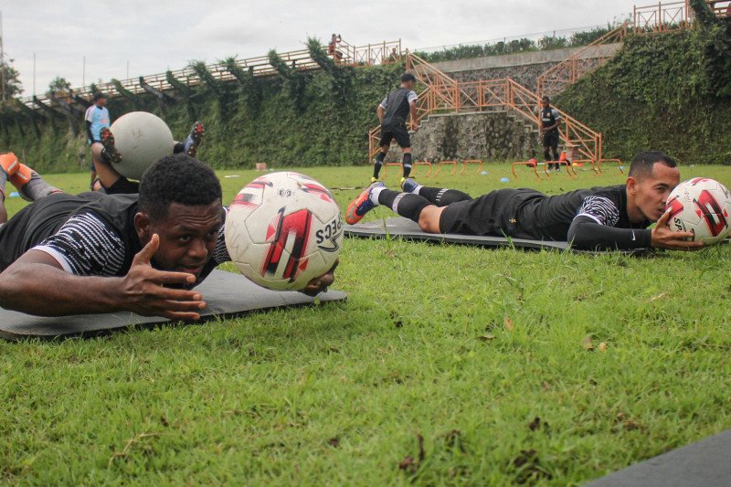 Sejumlah pemain Madura United sedang menjalani latihan (HO-Maduraunitedfc.com)

