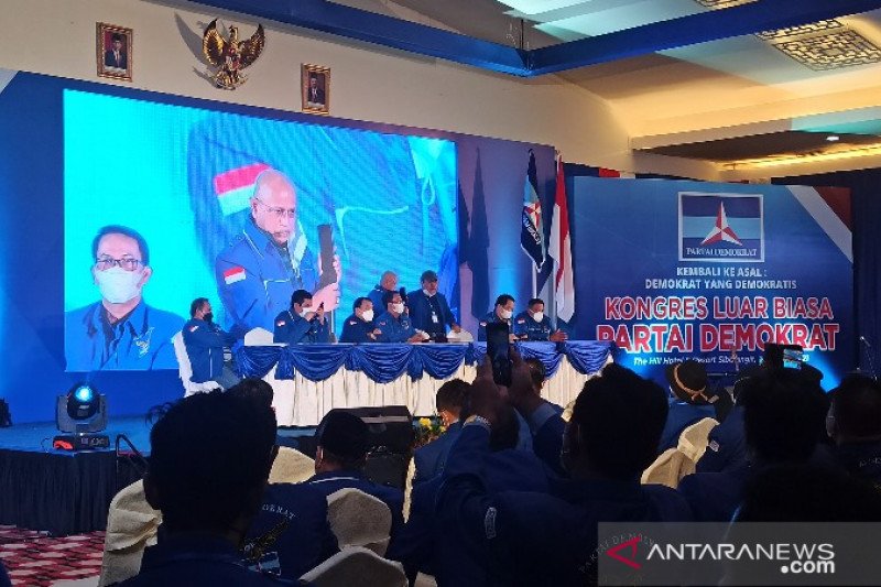 Peserta KLB saat menghubungi Moeldoko dalam Kongres Luar Biasa (KLB) di Hotel The Hill Sibolangit, Kabupaten Deli Serdang, Sumatera Utara, Jumat (5/3/2021). (ANTARA/Nur Aprilliana Br Sitorus)
