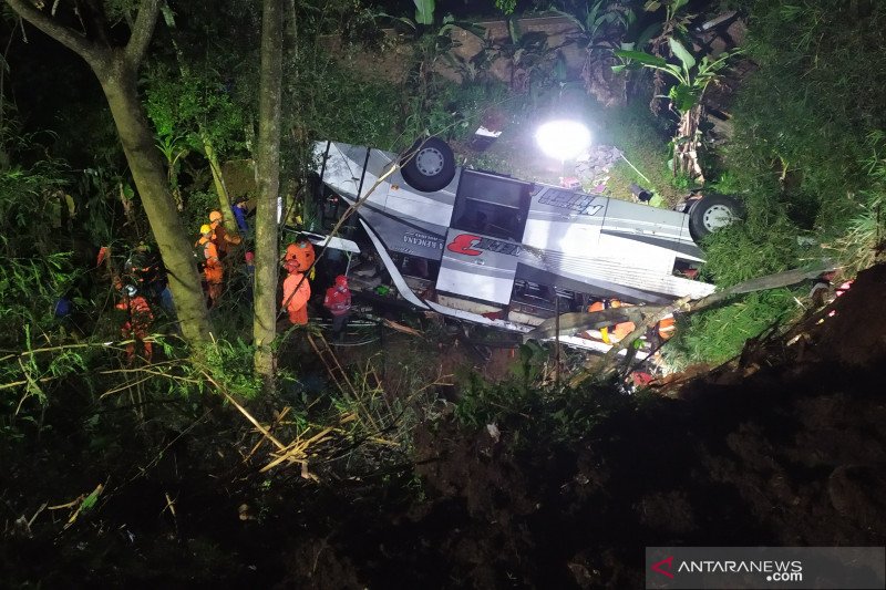 Terjun ke Jurang, 19 Penumpang Bus  Pariwisata di Sumedang Meninggal