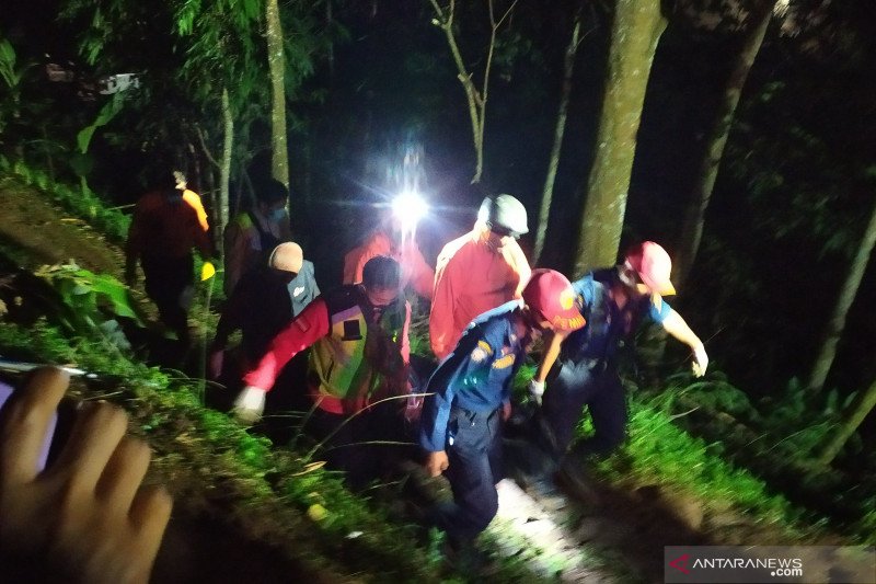 Petugas mengevakuasi jenazah korban kecelakaan bus di Kecamatan Wado, Kabupaten Sumedang, Jawa Barat, Kamis (11/3/2021). (ANTARA/Bagus Ahmad Rizaldi)