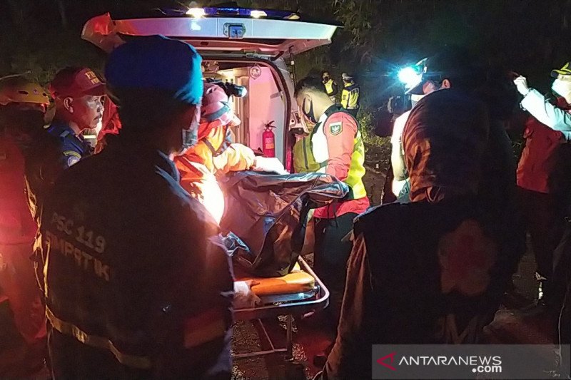 Petugas mengevakuasi jenazah korban kecelakaan bus di Kecamatan Wado, Kabupaten Sumedang, Jawa Barat. (ANTARA/Bagus Ahmad Rizaldi)

