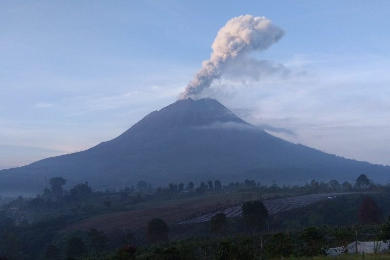 Gunung Sinabung di Kabupaten Karo, Provinsi Sumatera Utara, mengalami erupsi pada Jumat (19/3/2021).  (ANTARA/HO)

