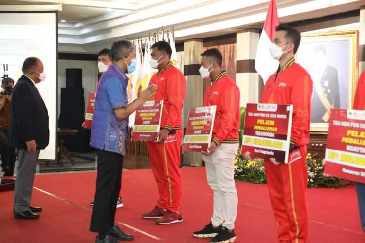 Pemprov Jateng Serahkan Bonus Atlet Peraih Medali PON 2021