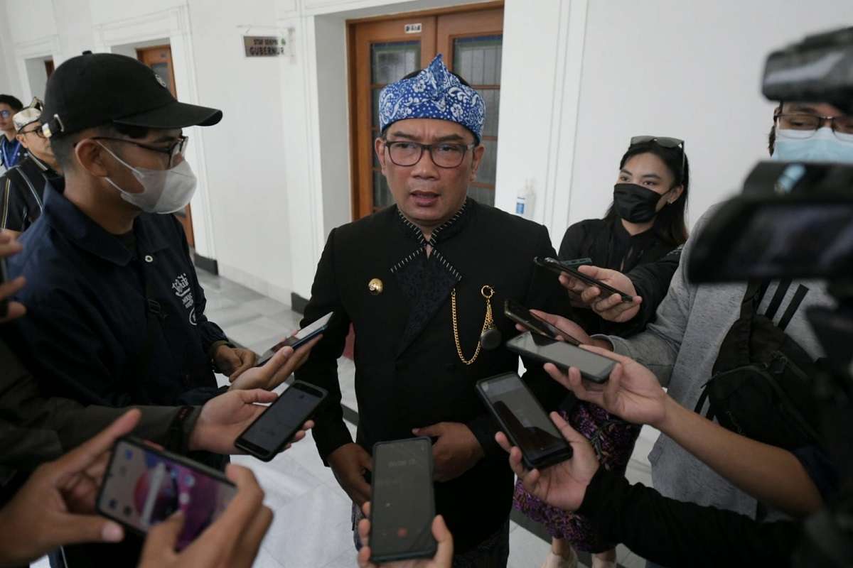 Gubernur Jawa Barat Ridwan Kamil memberikan penjelasan mengenai isu pemindahan Ibu Kota Provinsi Jabar ke Tegalluar di Gedung Sate, Kota Bandung, Sabtu (15/10/2022). 