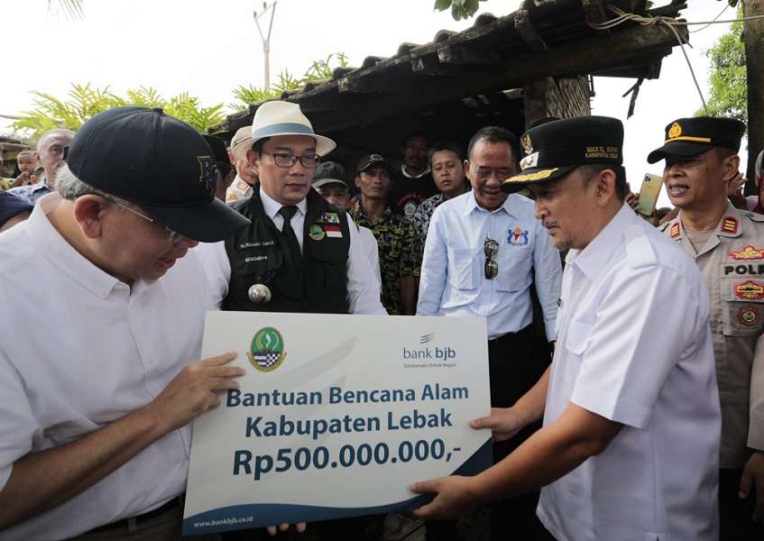 Gubernur Jawa Barat Ridwan Kamil mengunjungi warga yang terdampak bencana banjir bandang di Desa Cimancak, Kecamatan Bayah, Kabupaten Lebak, Provinsi Banten, Kamis (20/10/2022). 