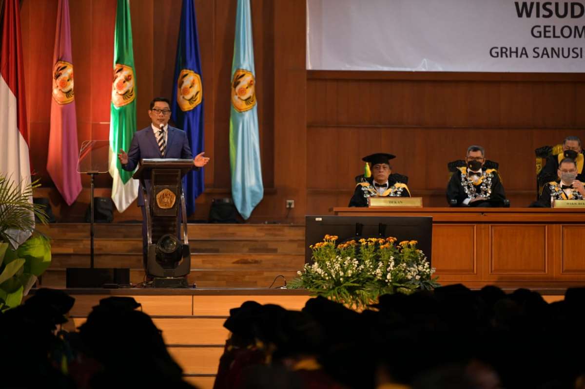 Gubernur Jawa Barat Ridwan Kamil dalam acara wisuda gelombang I Tahun Akademik 2022/2023 Universitas Padjadjaran di Graha Sanusi Universitas Padjadjaran, Kota Bandung, Selasa (8/11/2022).