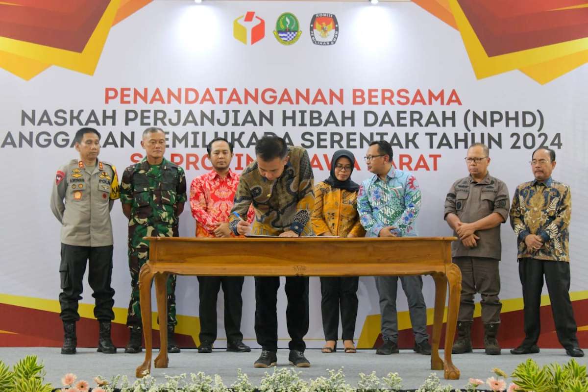 Pj Gubernur Jawa Barat Bey Machmudin menandatangani Naskah Perjanjian Hibah Daerah dengan Ketua KPU  dan Ketua Bawaslu Jabar di Aula Barat Gedung Sate, Kota Bandung, Kamis (9/11/2023)