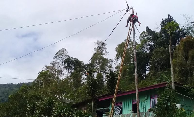 Pekerja instalasi tewas kesetrum, tersangkut di tiang listrik. (FOTO: HMP/efr) 