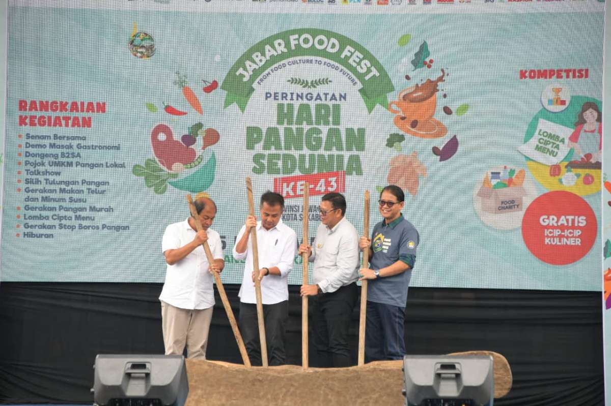  Penjabat Gubernur Jawa Barat Bey Machmudin dalam peringatan Hari Pangan Sedunia (HPS) Ke 43 Tingkat Provinsi Jawa Barat di Lapangan Merdeka, Kota Sukabumi, Sabtu (25/11/2023)