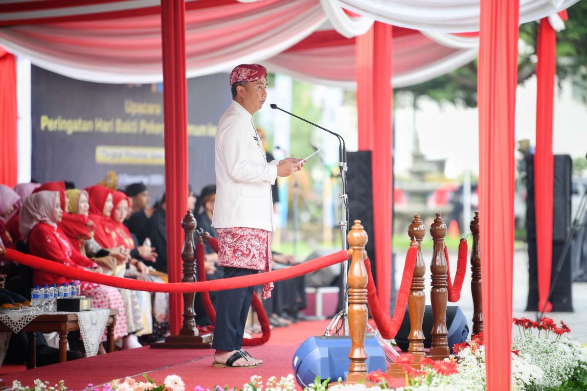 enjabat Gubernur Jawa Barat Bey Machmudin menjadi pembina upacara peringatan Hari Bakti Pekerjaan Umum ke-78 tingkat Jabar di halaman Gedung Sate Bandung, Minggu (3/12/2023).