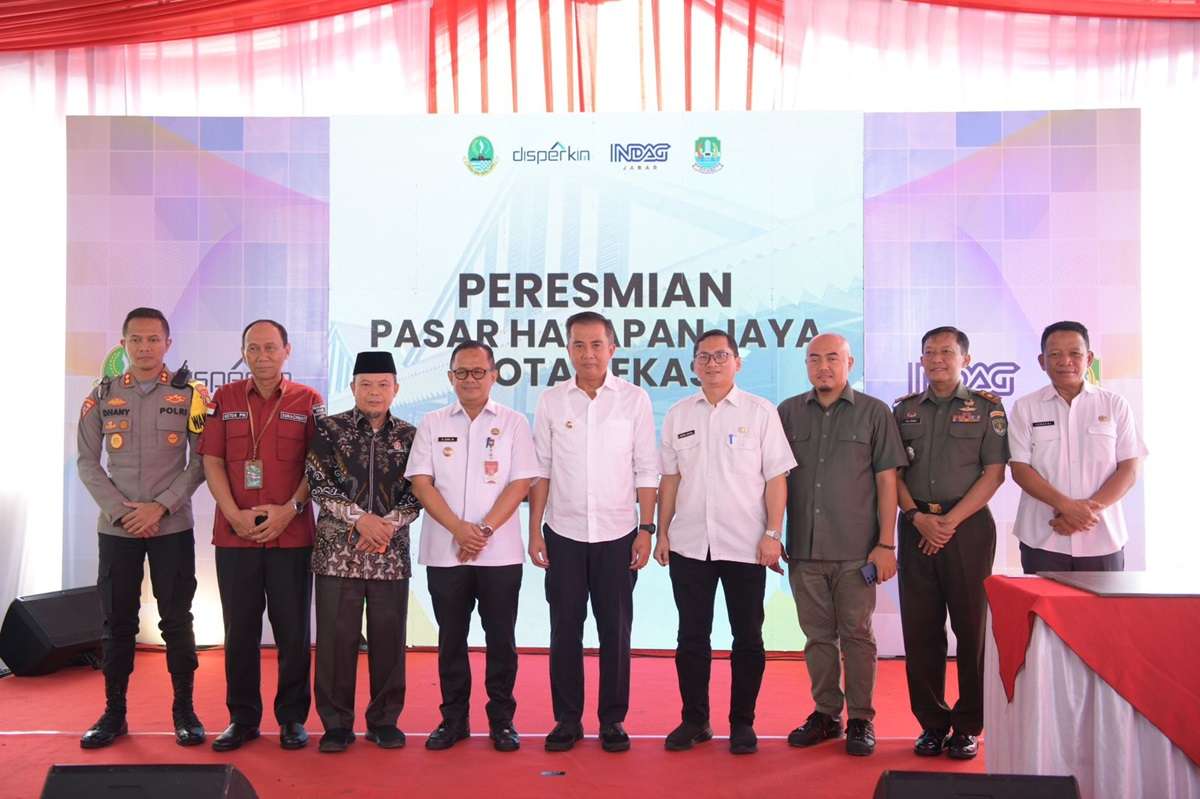 Penjabat Gubernur Jawa Barat Bey Machmudin meresmikan Pasar Harapan Jaya Kota Bekasi hasil revitalisasi tahap kedua, Rabu (27/12/2023). 


