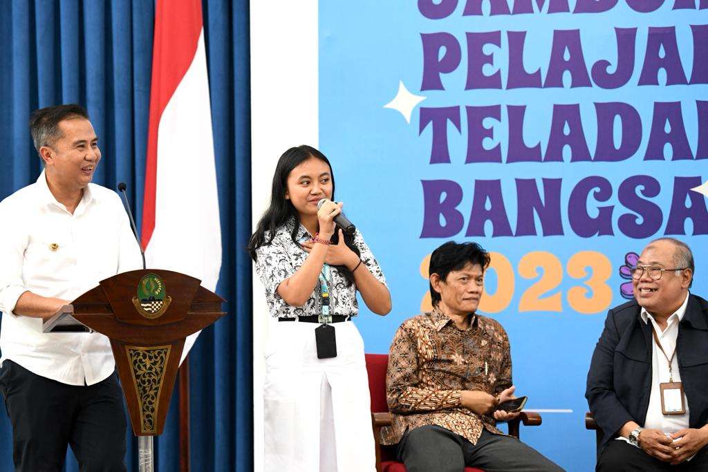 Penjabat Gubernur Jawa Bey Machmudin saat membuka pertemuan dengan para pelajar terpilih di Aula Barat Gedung Sate Bandung, Rabu (27/12/2023).

