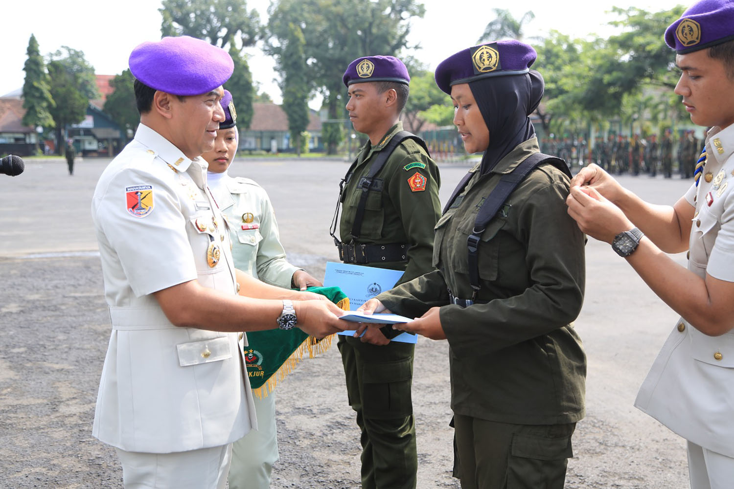 Penjabat Wali Kota Probolinggo, Nurkholis, memeriahkan penutupan Diklatsar Angkatan 76 dan Kursus Kader Pelaksana Angkatan 39 Resimen Mahasiswa Mahasurya Jawa Timur Tahun 2024