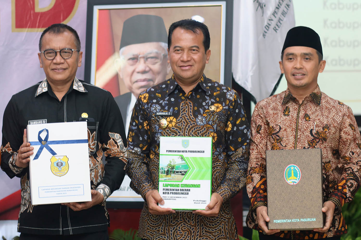 Secara serentak, kepala daerah kabupaten/kota di Jawa Timur telah menyerahkan Laporan Keuangan Pemerintah Daerah kepada Badan Pemeriksa Keuangan RI Perwakilan Provinsi Jawa Timur (BPK Jatim)